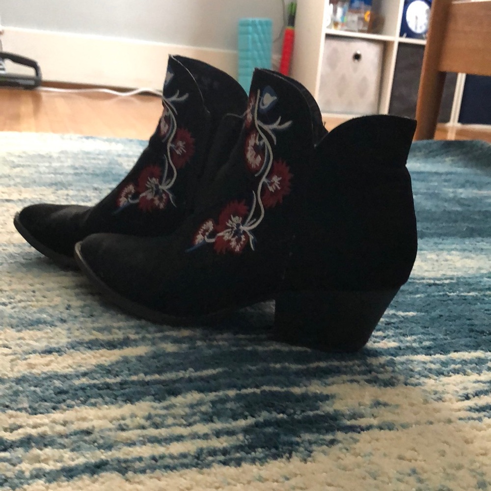 Embroidery heeled boots